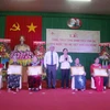 Trao bằng công nhận danh hiệu vinh dự Nhà nước “Bà mẹ Việt Nam Anh hùng” cho các Mẹ. (Ảnh: Phúc Sơn/TTXVN)