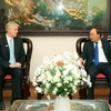 Thủ tướng Nguyễn Xuân Phúc và Giám đốc quốc gia Ngân hàng Phát triển châu Á Eric Sidgwick. (Ảnh: Thống Nhất/TTXVN)
