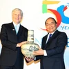 Thủ tướng Nguyễn Xuân Phúc tặng quà cho Giám đốc quốc gia Ngân hàng Phát triển châu Á Eric Sidgwick. (Ảnh: Thống Nhất/TTXVN)