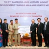 Thủ tướng Nguyễn Xuân Phúc tặng bà con Việt kiều tại Siem Reap 5 tấn gạo. (Ảnh: Thống Nhất/TTXVN)