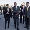 Bộ trưởng Quốc phòng Mỹ Ashton Carter (giữa) và Thứ trưởng Quốc phòng Nhật Bản Kenji Wakamiya (phải) tại cuộc gặp ở căn cứ hải quân Yokosuka ngày 6/12. (Ảnh: EPA/TTXVN)