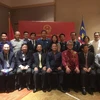 Đại sứ Việt Nam tại Malaysia Phạm Cao Phong chụp ảnh cùng các đại biểu tham dự buổi đối thoại. (Ảnh: Đại sứ quán Việt Nam tại Malaysia)