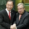 Tổng thư ký sắp mãn nhiệm Ban Ki-moon (trái) chúc mừng tân Tổng thư ký Antonio Guterres tại lễ tuyên thệ nhậm chức ở New York ngày 12/12. (Ảnh: EPA/TTXVN)