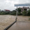 Nước lũ lên, nhiều khu dân cư ở Bình Định tiếp tục bị nước lũ uy hiếp. (Ảnh: Viết Ý/TTXVN)