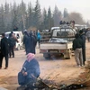 Người dân ở phía Đông Aleppo chờ sơ tán ngày 16/12. (Ảnh: AP/TTXVN)