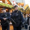 Cảnh sát Đức tuần tra tại một khu chợ Giáng sinh ở Dortmund, Đức ngày 20/12. (Ảnh: EPA/TTXVN)