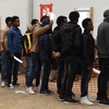 Người di cư chờ đăng ký tị nạn tại Erding, gần Munich, miền nam Đức ngày 15/11 vừa qua. (Ảnh: AFP/TTXVN)