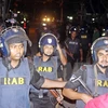 Lực lượng an ninh Bangladesh tại hiện trường vụ tấn công và bắt cóc con tin ở nhà hàng Holey Artisan Bakery ngày 2/7. (Nguồn: THX/TTXVN)