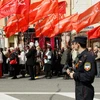 Tuần hành nhân Ngày Quốc tế Lao động ở Donetsk, Ukraine ngày 1/5. (Ảnh: THX/TTXVN)