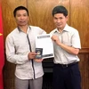 Đại diện Đại sứ quán trao vé máy bay và giấy thông hành cho anh Nguyễn Văn Thanh. (Nguồn: Đại sứ quán Việt Nam tại Nam Phi)