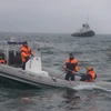 Các nhân viên cứu hộ tìm kiếm thi thể các nạn nhân trong vụ tai nạn máy bay trên Biển Đen ngày 25/12 vừa qua. (Ảnh: EPA/TTXVN)