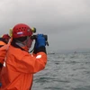 Các nhân viên cứu hộ tìm kiếm thi thể các nạn nhân trong vụ tai nạn máy bay trên Biển Đen ngày 25/12. (Ảnh: EPA/TTXVN)
