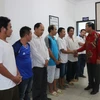 Đại sứ Việt Nam tại Indonesia Hoàng Anh Tuấn thăm ngư dân bị giam tại đảo Tanjung Pinang. (Ảnh: Đỗ Quyên/Vietnam+)