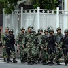 Cảnh sát bán quân sự Trung Quốc tuần tra một đường phố ở Urumqi, Tân Cương. (Nguồn: AFP)