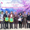 Ban quản lý Công viên Địa chất toàn cầu Cao nguyên đá Đồng Văn tặng hoa, quà và cờ lưu niệm cho những vị khách du lịch đầu tiên. (Ảnh: Minh Tâm/TTXVN) 