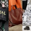 Túi xách cỡ lớn đổ bộ sàn diễn mùa mốt Thu Đông 2016 - từ trái qua: Gucci, Boss, Chanel. (Ảnh: Vogue)