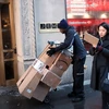 Người làm dịch vụ giao hàng tại Manhattan, thành phố New York, Mỹ. (Ảnh: AFP/TTXVN)