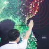 Một chuyên gia Cơ quan Khí tượng Hàn Quốc phân tích các dư chấn đo được sau vụ nổ được cho là vụ thử hạt nhân của Triều Tiên, tại Seoul ngày 9/9/2016. (Ảnh: AFP/TTXVN)