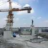 Phá dỡ xong tầng 19 - của toàn nhà số 8B Lê Trực, phường Điện Biên, quận Ba Đình, đã phá dỡ xong dơ sai phạm. (Ảnh: Minh Nghĩa/TTXVN)