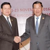 Thủ tướng Chính phủ Hoàng gia Campuchia Samdech Hun Sen và Thủ tướng ​​Cộng hòa Dân chủ Nhân dân Lào Thongloun Sisoulith. (Nguồn: akp.gov)