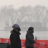 Khói mù dày đặc ở Bắc Kinh. (Ảnh: AFP/TTXVN)