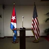 Cờ Cuba và Hoa Kỳ trước khi một cuộc họp báo ở thủ đô Havana của Cuba. (Nguồn: AP)