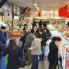 Kiều bào đi sắm Tết trong ngày 15/1 vừa qua tại siêu thị Thanh Bình Jeune. (Ảnh: Bích Hà/TTXVN)