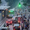 Rất nhiều phương tiện tham gia giao thông lấn sang làn đường dành riêng cho xe buýt nhanh BRT 01 đoạn Giảng Võ. (Ảnh: Quang Quyết/TTXVN)