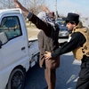 Cảnh sát Afghanistan kiểm tra an ninh tại một trạm kiểm soát ở Kunduz ngày 17/2 vừa qua. (Ảnh: THX/TTXVN)