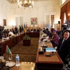 Đặc phái viên Liên hợp quốc về Libya Martin Kobler (phải) và đại diện các nước láng giềng thảo luận các giải pháp cho cuộc xung đột Libya tại hội nghị ở Cairo. (Ảnh: EPA/TTXVN)