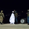 Tổng thống mãn nhiệm Gambia Yahya Jammeh (giữa) lên máy bay tại sân bay Banjul ngày 21/1. (Ảnh: AFP/TTXVN)