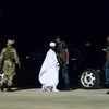 Tổng thống mãn nhiệm Gambia Yahya Jammeh (giữa) lên máy bay tại sân bay Banjul ngày 21/1. (Ảnh: AFP/TTXVN)