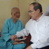 Chủ tịch Ủy ban Trung ương Mặt trận Tổ quốc Nguyễn Thiện Nhân thăm và tặng quà các cụ già ở Trung tâm Bảo trợ xã hội tỉnh Trà Vinh. (Ảnh: Thanh Hòa/TTXVN)