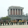 Đoàn lãnh đạo Đảng, Nhà nước các bộ, ban ngành ở Hà Nội đặt vòng hoa, vào Lăng viếng Chủ tịch Hồ Chí Minh. (Ảnh: An Đăng/TTXVN)