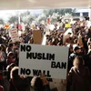 Người dân Mỹ biểu tình phản đối sắc lệnh cấm người tị nạn nhập cảnh của tân Tổng thống Mỹ tại sân bay quốc tế San Francisco ở bang California. (Ảnh: AFP/TTXVN)
