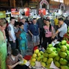 Du khách quốc tế tham quan, mua sắm tại chợ Bến Thành, TP Hồ Chí Minh. (Ảnh: An Hiếu/TTXVN)