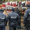 Cảnh sát Áo tuần tra trong bối cảnh an ninh được tăng cường tại khu chợ ở Vienna. (Ảnh: AFP/TTXVN)