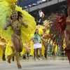 Các vũ công biểu diễn trong Lễ hội hóa trang Carnival tại thành phố Sao Paulo, Brazil ngày 6/2/2016. (Ảnh: AFP/TTXVN)