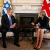 Thủ tướng Anh Theresa May (phải) đã có cuộc gặp với người đồng cấp Israel Benjamin Netanyahu (trái) tại London. (Ảnh: AFP/TTXVN)