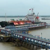 Tàu của PVN vào nhập xăng dầu tại Cảng khí hóa lỏng Đình Vũ, thành phố Hải Phòng. (Ảnh: Huy Hùng/TTXVN)