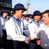 Chủ tịch UBND Thành phố Hồ Chí Minh Nguyễn Thành Phong chúc mừng và động viên các thanh niên trúng tuyển nghĩa vụ quân sự tại điểm giao quân Quận 9, TP.HCM. (Ảnh: Thế Anh/TTXVN)