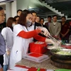 Đoàn kiểm tra liên ngành vệ sinh an toàn thực phẩm thành phố Hà Nội lấy mẫu rau tại cơ sở dịch vụ ăn uống khu vực Chùa Hương. (Ảnh:Tuyết Mai/TTXVN)