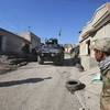 Lực lượng an ninh Iraq triển khai tại làng al-Buseif, phía nam Mosul trong cuộc tấn công nhằm giải phóng khu vực phía Tây thành phố này ngày 21/2 vừa qua. (Ảnh: AFP/TTXVN)