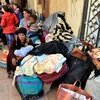 Người dân rời bỏ nhà cửa ở tỉnh Bắc Sinai tới tị nạn tại một nhà thờ Thiên chúa giáo ở tỉnh Ismailia ngày 24/2 vừa qua. (Ảnh: EPA/TTXVN)
