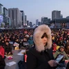  Những người phản đối Tổng thống bị luận tội Park Geun-Hye tuần hành tại Seoul ngày 25/2. (Ảnh: AFP/TTXVN)