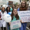 Các bác sỹ tham gia biểu tình tại thủ đô London, Anh. (Ảnh: Reuters/TTXVN)
