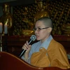Sư cô Thích Nữ Giới Tánh, Ủy viên Ban Phật giáo Quốc tế Trung ương Giáo hội Phật giáo Việt Nam phát biểu khai mạc buổi cầu nguyện. (Ảnh: PV/Vietnam+)