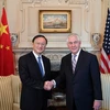 Ngoại trưởng Mỹ Rex Tillerson (phải) và Ủy viên Quốc vụ Trung Quốc Dương Khiết Trì tại cuộc gặp. (Ảnh: THX/TTXVN)