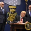 Tổng thống Mỹ Donald Trump ký sắc lệnh tại Lầu Năm Góc ở Washington, DC ngày 23/1 vừa qua. (Ảnh: AFP/TTXVN)