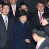 Bà Park Geun-hye (giữa) về tới nhà riêng ở Seoul sau khi rời Phủ Tổng thống ngày 12/3 vừa qua. (Ảnh: THX/TTXVN)